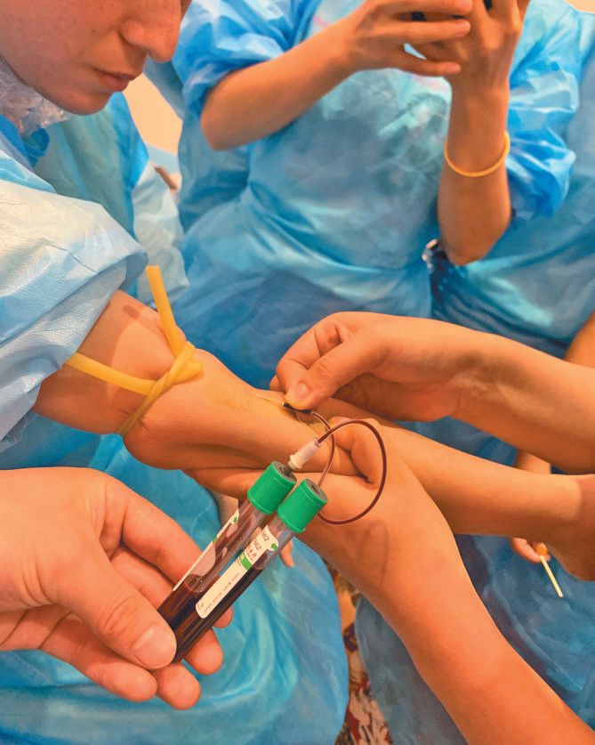 男记者*底卧**微整形速成班：学员互相注射抽血学习一周速成，“哪个（药）便宜用哪个”