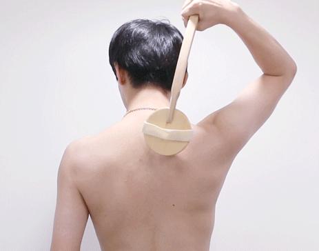 搓背再也不求人！风靡日本的弧形浴刷，轻轻一搓出污垢