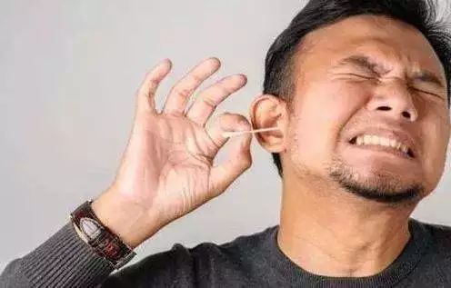 游泳时耳朵进水正确的处理方法,游泳时耳朵进水了有点疼怎么处理