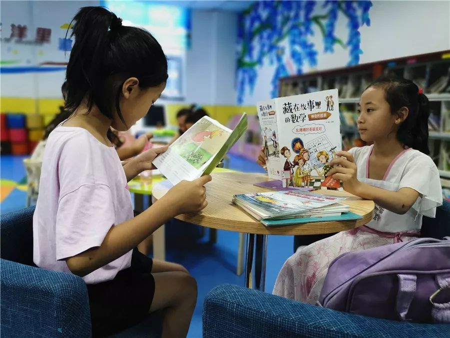 假期充电忙图书馆内人气旺,暑期图书馆学生充电忙