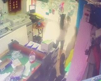 玻璃门倒下妈妈救孩子受重伤,玻璃门倒下妈妈为保护孩子受伤