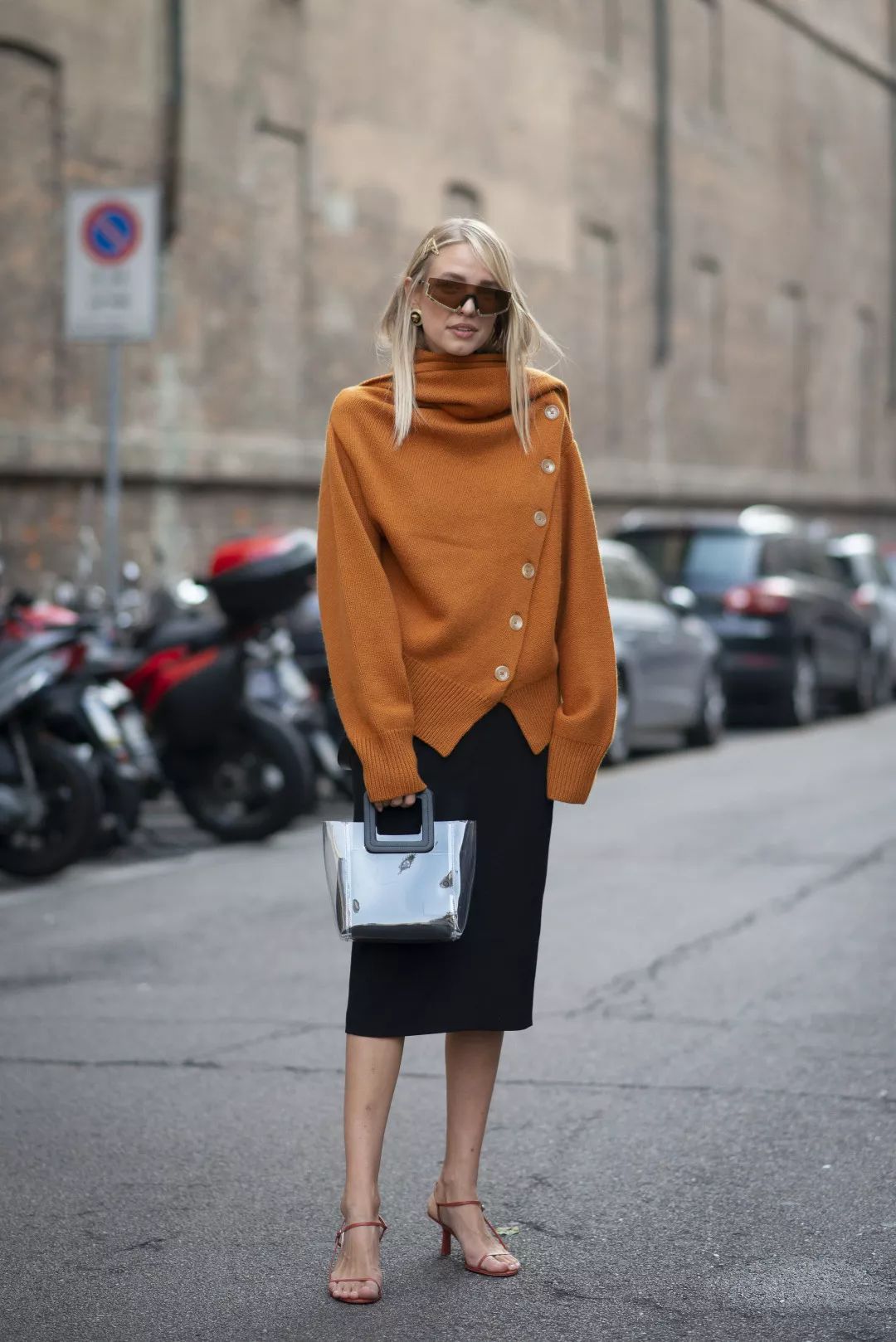 刘雯斜挎休闲包,今年流行的刘雯同款包