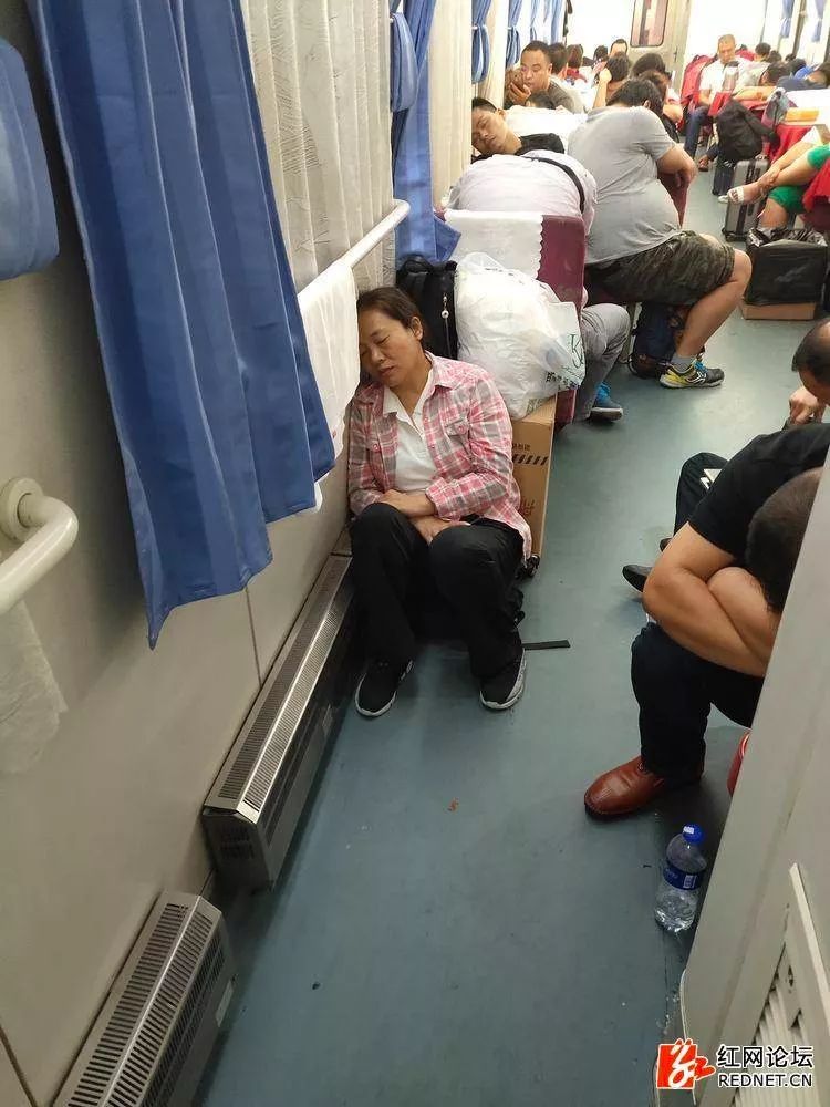 绿皮火车虽然缓慢但风雨无阻,缓慢行驶的绿皮火车