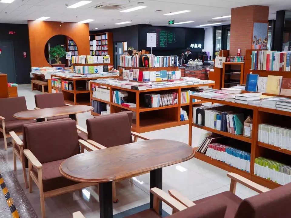 都上央视了！大学校园书店怎么突然这么火？