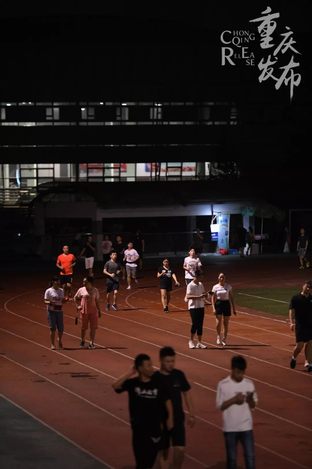 山城重庆夜晚如此宁静而美丽,夜晚的重庆格外迷人