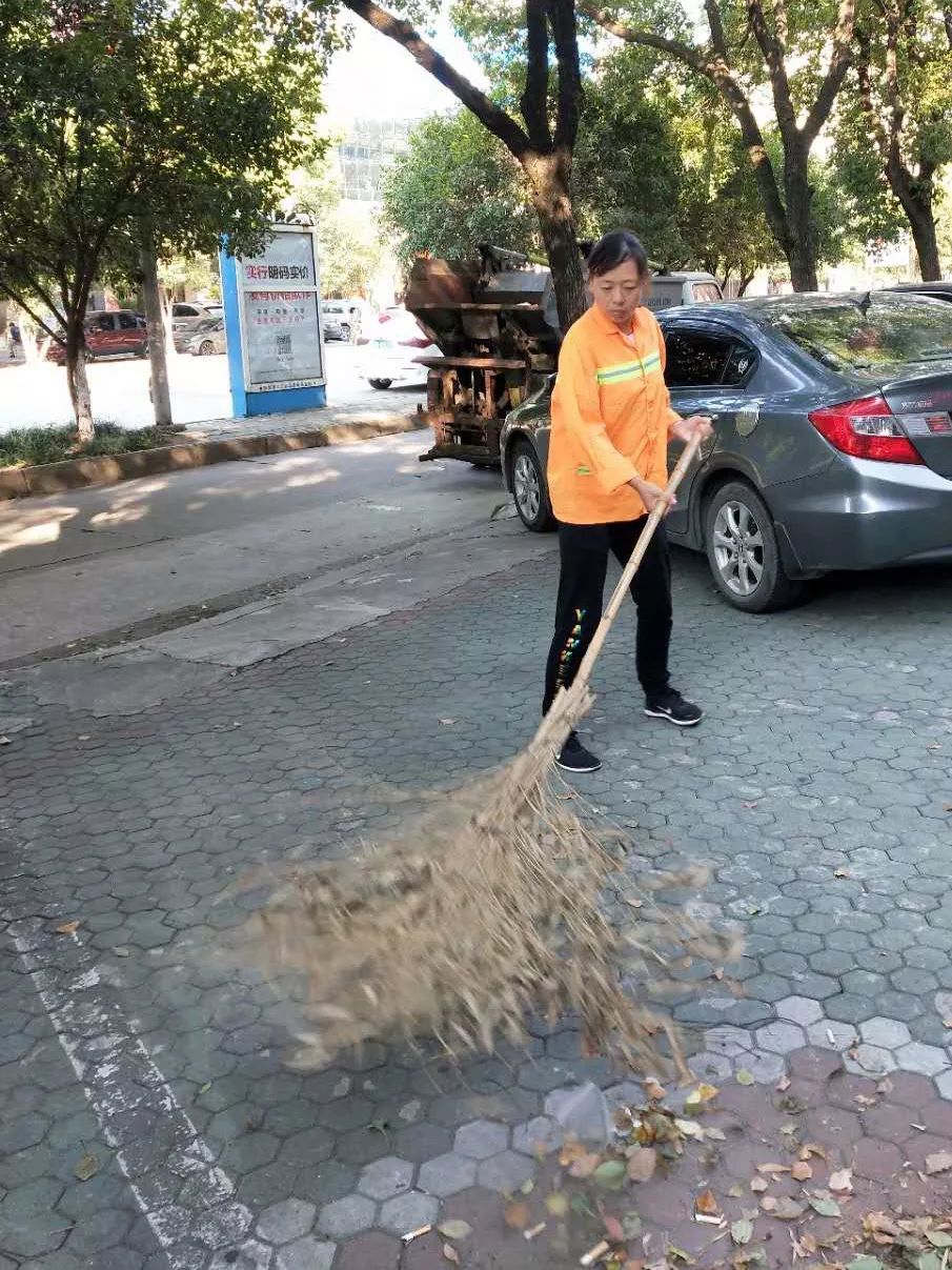 致敬！把扫大街当“学问”做的“拼命女郎”