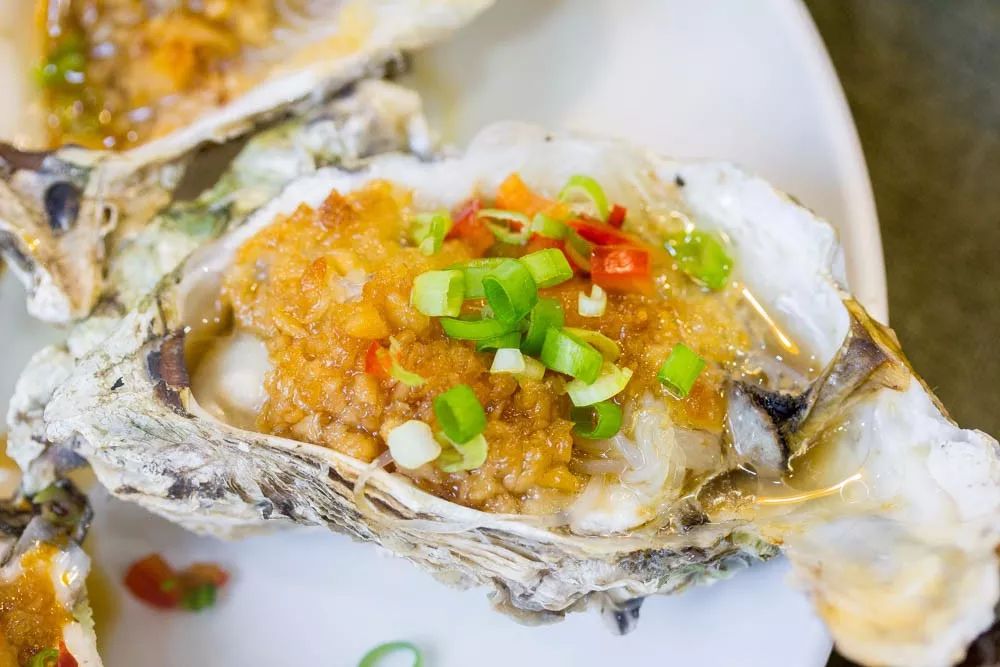 1元/只海白虾,2.8元/只鲍鱼,3.8元/只碳烤生蚝!啤酒喝一瓶还送一瓶!这家人气平价海鲜火锅老店让你嗨翻整个今夏