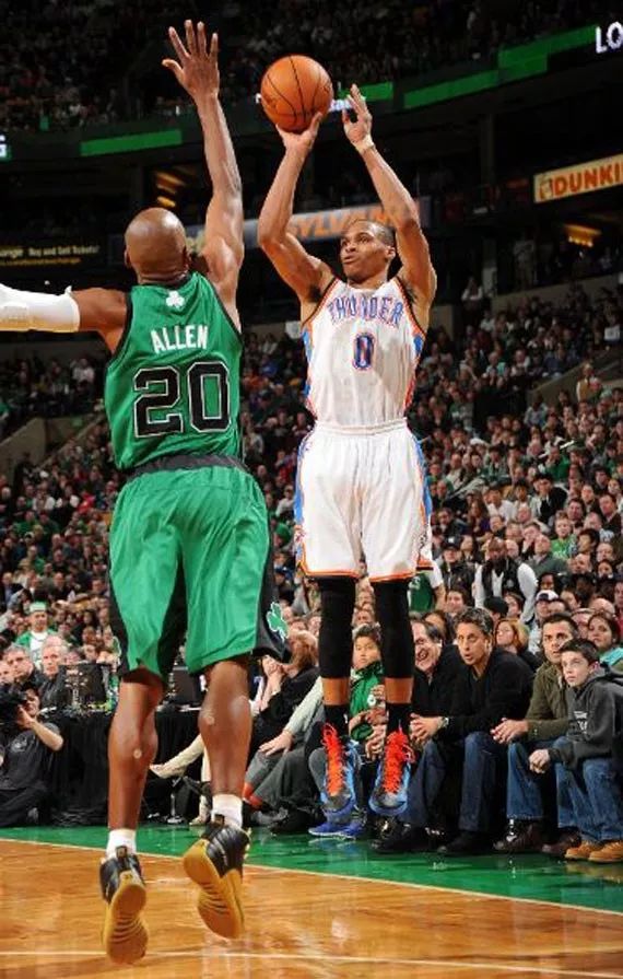 中国男篮拿2个金牌,世预赛中国男篮红白款上脚球鞋