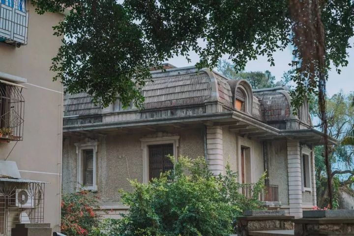 对厦门鼓浪屿景色的描写,鼓浪屿在厦门的哪个地方