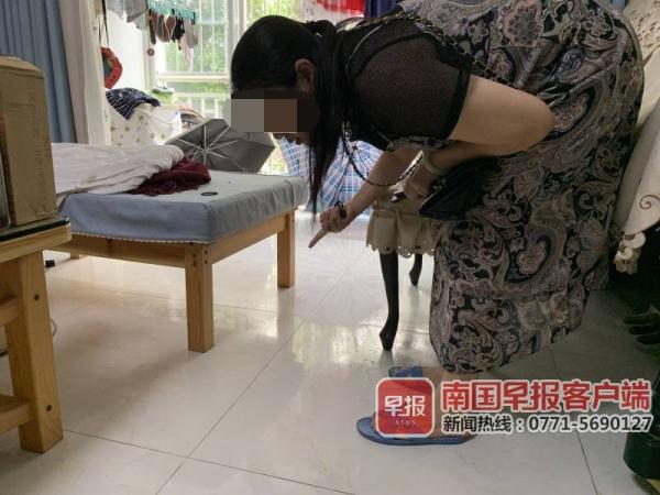 南宁一女士家中地板“冒汗”不止堪比回南天