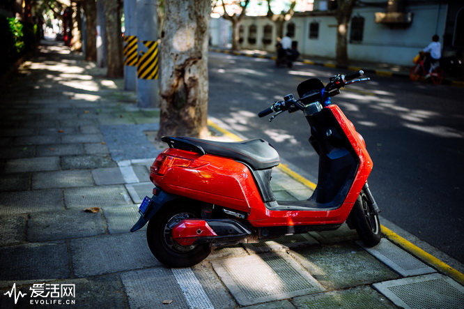 腾龙sp35mm1.4镜身是金属的,腾龙sp17-50mmf2.8镜头