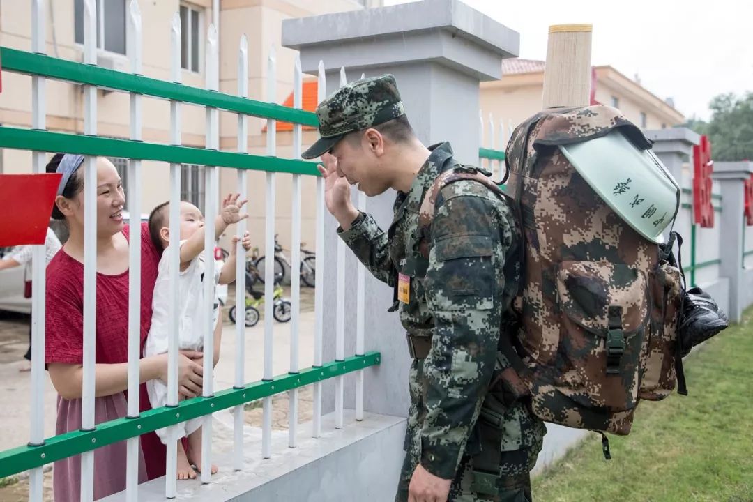 军人爱情故事,七夕军人情侣