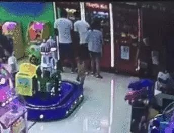 印度大摆锤坠落27人死亡,游乐园印度大摆锤在天空突然断裂