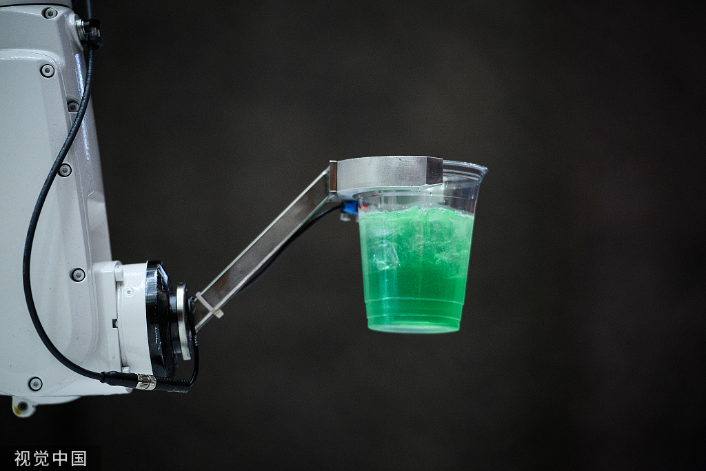国外调酒机器人视频,顶级智能机器人调酒视频
