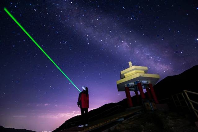 北纬38度仰望星空，每个人都拥有头顶，为什么却看不到星空