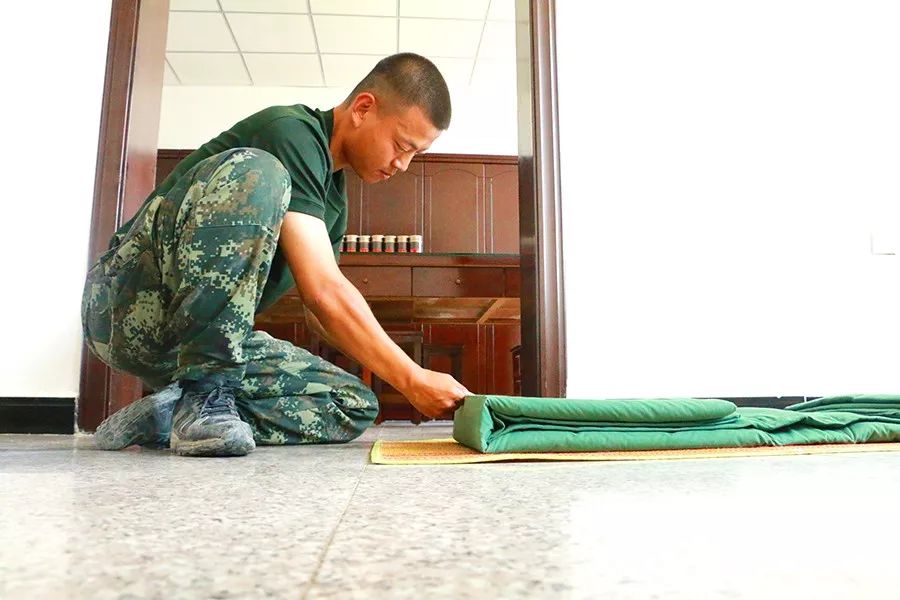 军被叠不好一定会被扔吗,军被是新的好叠还是旧的好叠