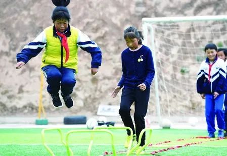 山里娃的梦,山里女娃的足球梦