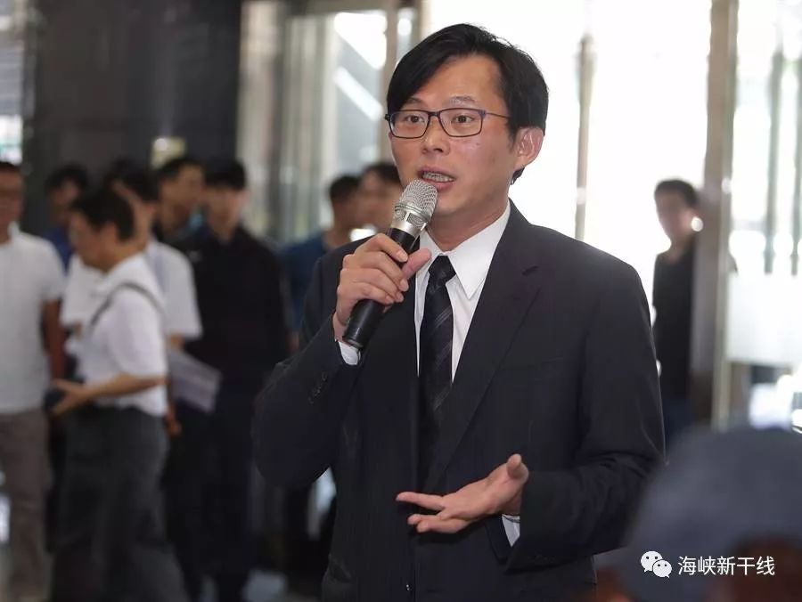 黄国昌曝光私烟案，蔡英文毫发无伤，“时代力量”却崩盘了