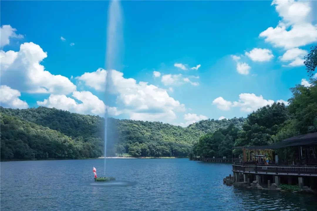 神奇！喊一声，水柱拔地而起！石燕湖喊泉来啦，解压减脂还能召唤彩虹