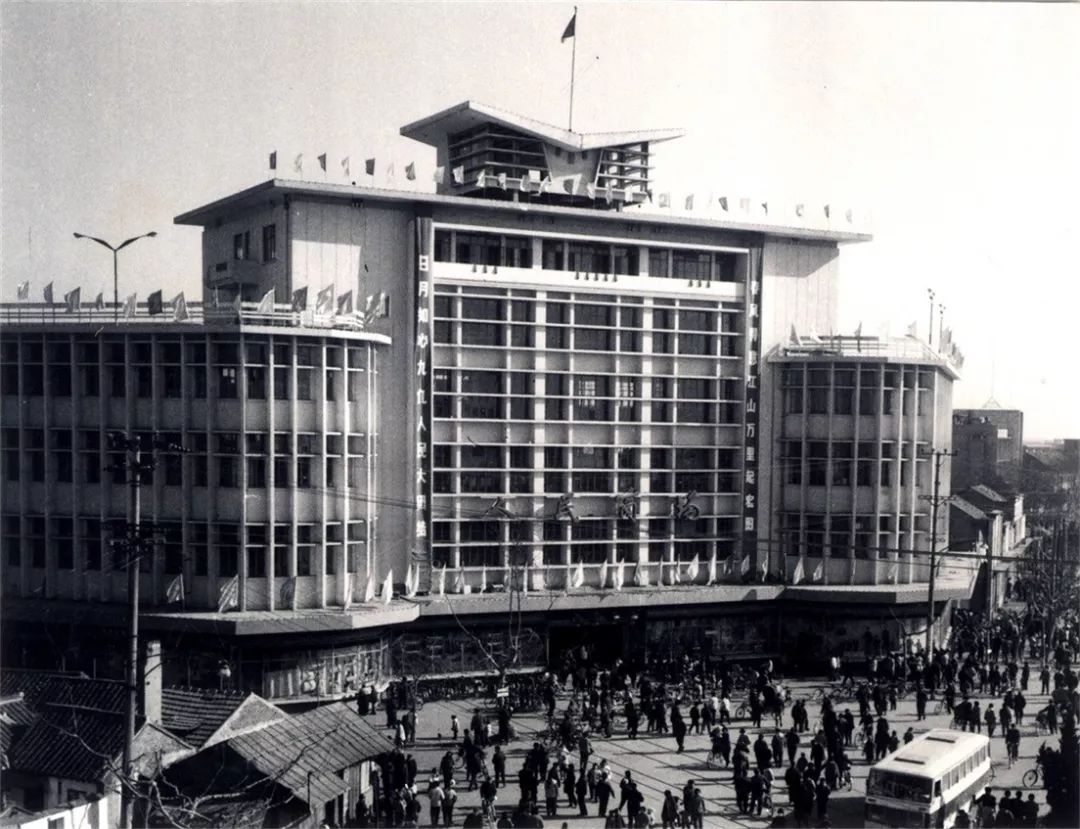 一匹马为何让这座城市的人们又悲又喜？|我家住在解放路