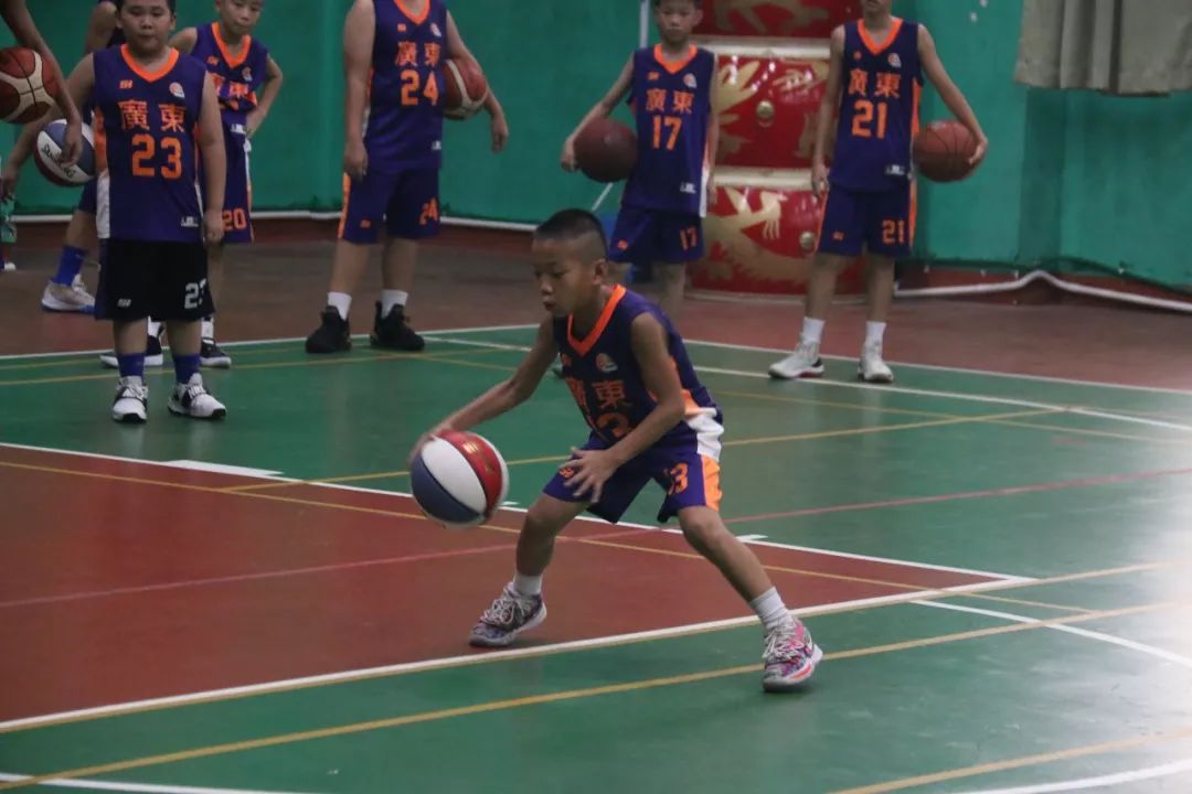 希望之花直播现场,u10-u14篮球训练行进间