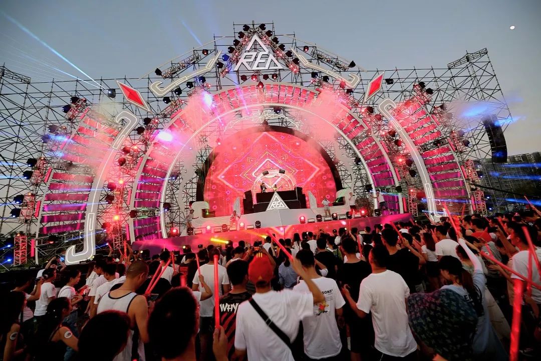 一场狂欢盛会，让成都人记住什么叫做五光十色、安逸好耍的“豆瓣红”