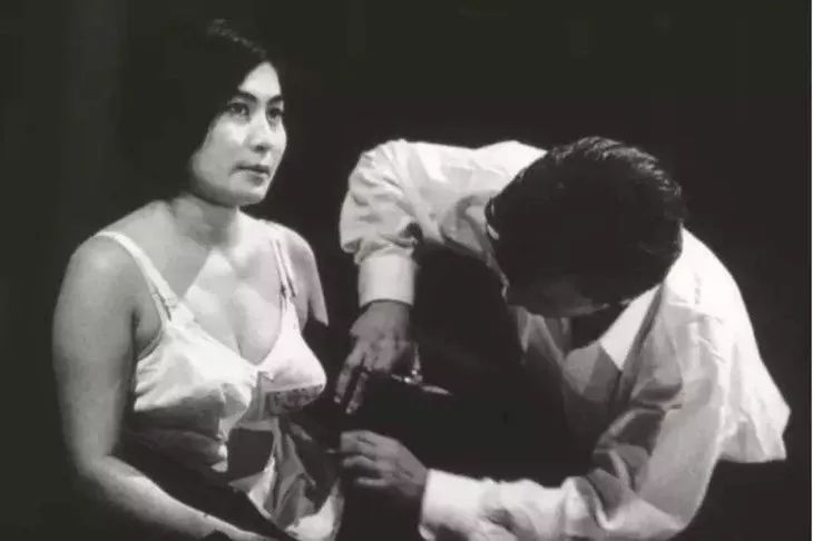 比起穿黑婚纱结婚，她们还可以更酷