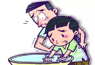 心疼！菏泽一月嫂抱仅40天男婴做饭时锅中鸡蛋突然爆开，孩子腿和肚皮烫出了泡...