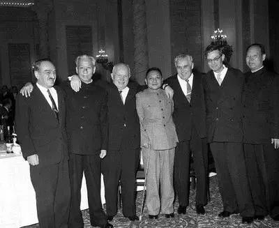 今天他115岁了，*小平邓**一生的40个瞬间