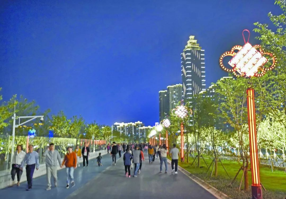 「早安·芜湖」每晚近3万人次打卡“十里江湾”，这几类乱象令城管队员最头疼