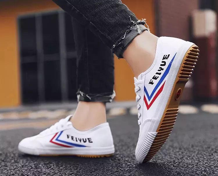 中国60年前造了双小白鞋，法国人一夜“偷走”赚翻了！今天它潮回来了