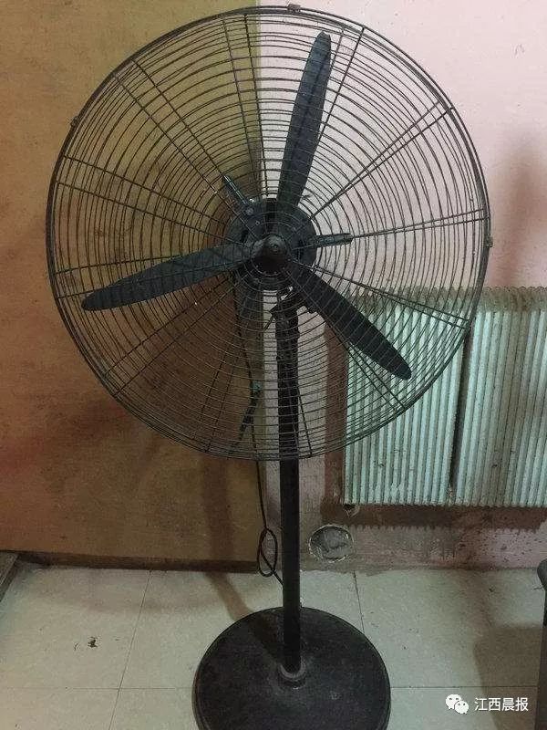 看着都疼受伤瞬间,看着都痛的瞬间小学生