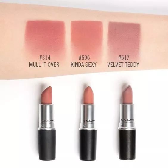 涂口红下嘴唇内侧无法上色,天天涂口红导致嘴唇变肿怎么回事