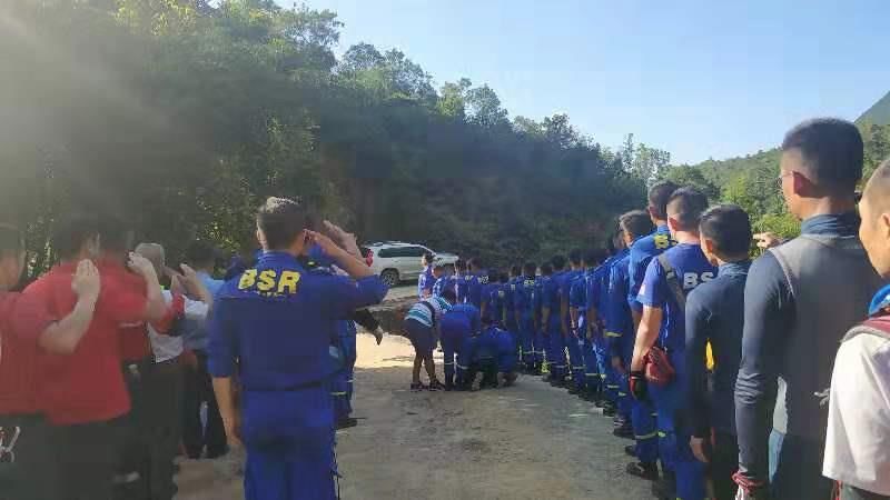 驴友坠崖2名救援人员施救遇难,救助坠崖驴友后失联