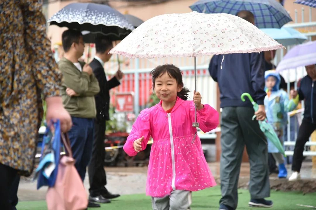 兰州各小学开学,开学第一天学校热烈迎接学生进校