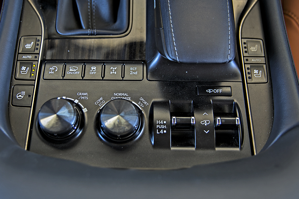 19款雷克萨斯lx570试驾巅峰版,雷克萨斯lx570黑曜巅峰限量版试驾