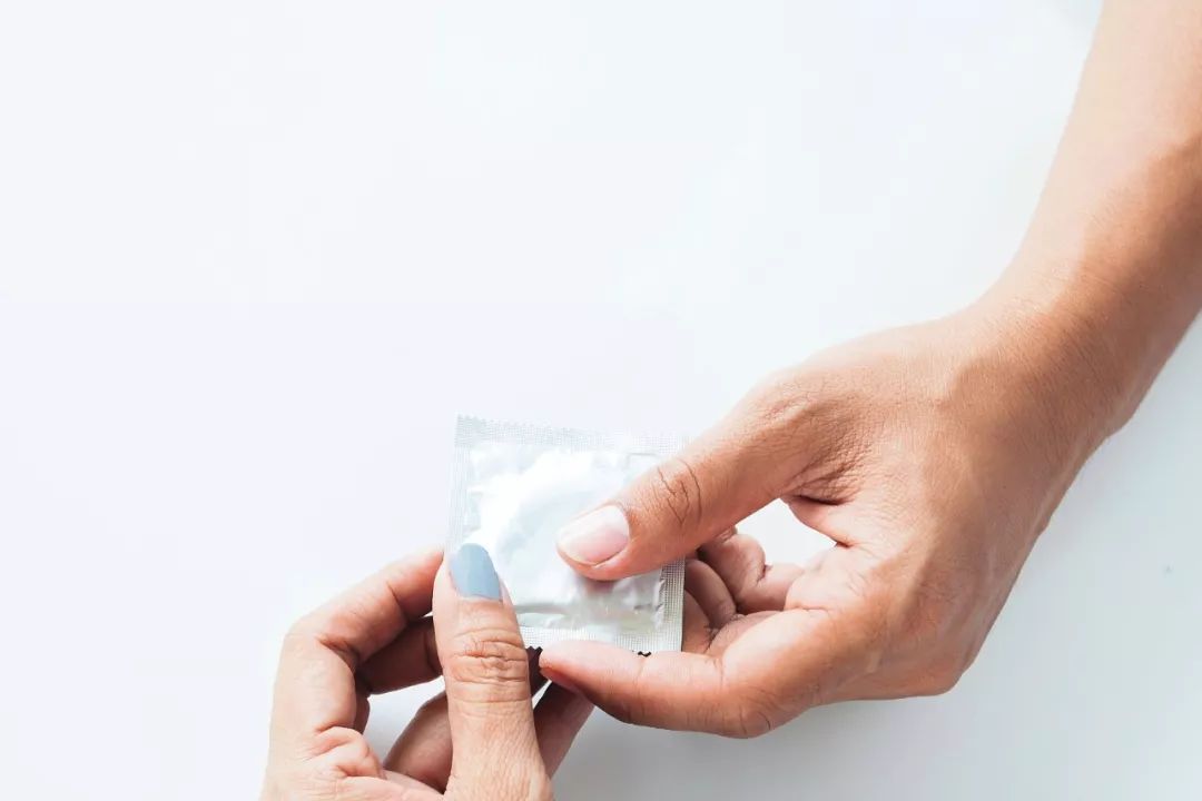 拥有上千家店的便利店，卖假冈本致顾客感染？公司回应了