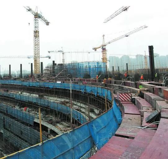 谋赛谋城赛事的竞技场城市的新表达