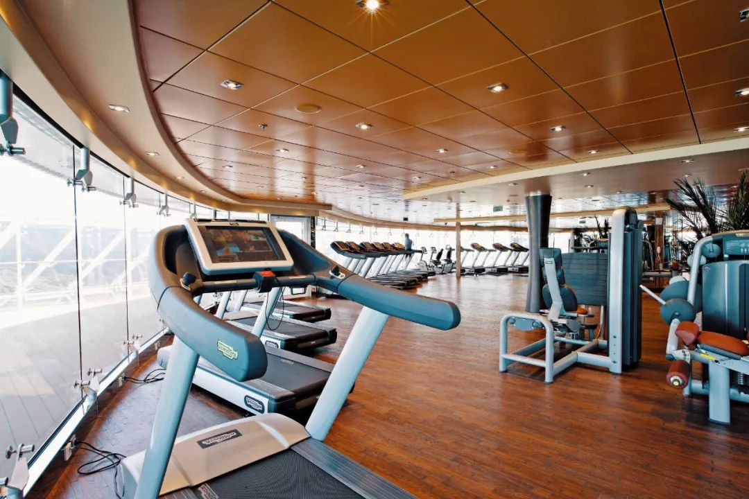 镶嵌47400颗水晶的楼梯花2千万登上这艘船的20万人都来打卡拍照