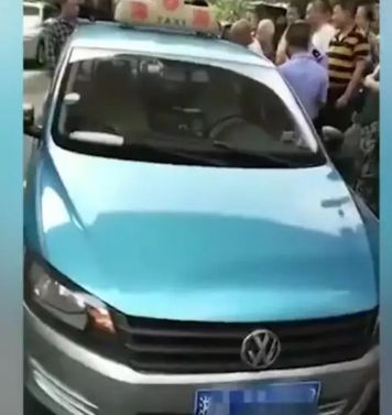 长沙一男子轻生被劝下,长沙男子轻生