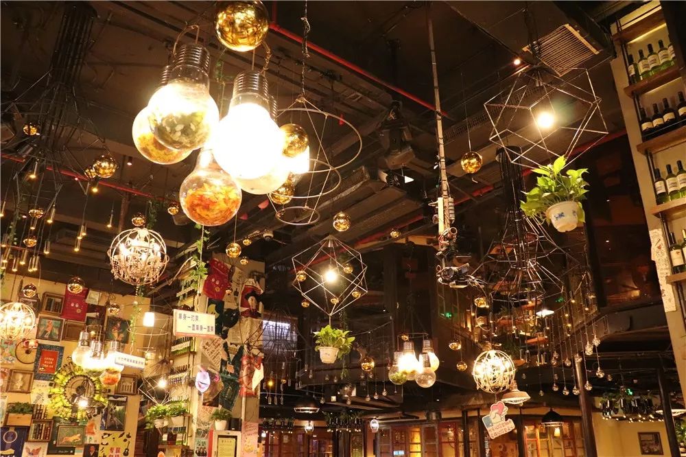 “文艺混血范”仅需138元抢胡桃里超值套餐，招牌酸菜鱼+茶树菇炒腊肉+葡萄酒等，美食美酒一站式搞定