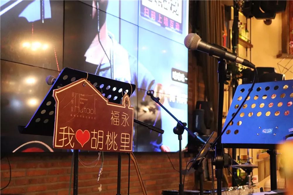 “文艺混血范”仅需138元抢胡桃里超值套餐，招牌酸菜鱼+茶树菇炒腊肉+葡萄酒等，美食美酒一站式搞定