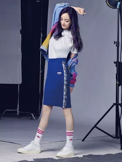 杨幂同款卷边袜,杨幂波点袜时尚大片