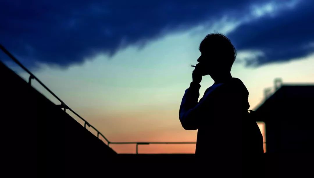 男孩失去双亲惨哭,十岁男孩离世家人痛心