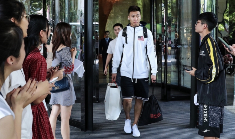 中国男篮赵睿训练外套,中国男篮赵睿发布会消息