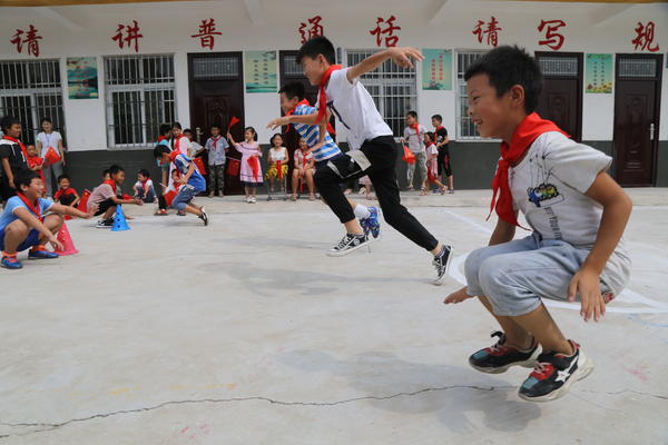 大河“爱的交响”助学活动走进周口，情暖偏僻学校师生