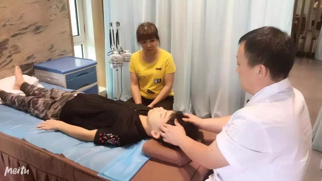 中医馆引来外国人,中医全国各地慕名而来