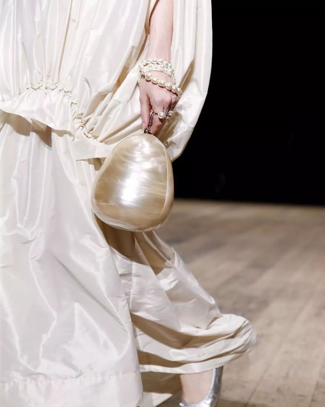 丝绸吊带长裙巴黎时装周,simonerocha泡泡裙