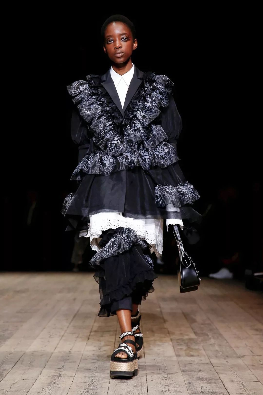 丝绸吊带长裙巴黎时装周,simonerocha泡泡裙