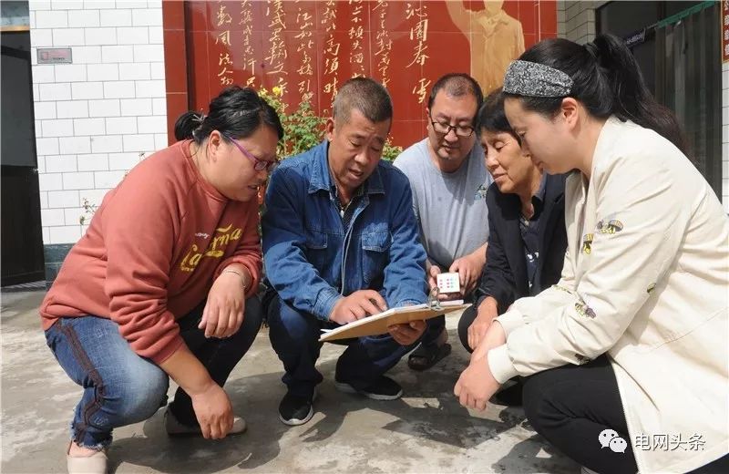 老人攥着一张小纸条，一见供电员工就塞进他手里…